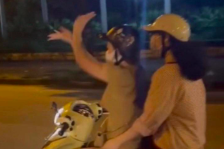 Xử phạt cô gái trẻ buông 2 tay 'múa quạt' khi lái xe máy