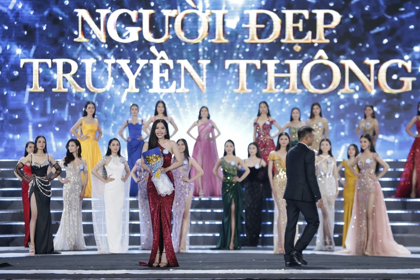 Nam Em lộ bụng mỡ, thân hình phát tướng trong đêm Chung khảo Miss World Vietnam 2022