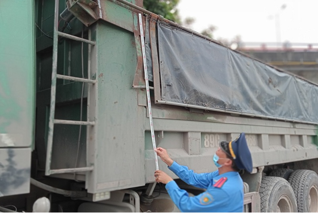 Thanh tra cùng Cảnh sát môi trường đột kích xe quá tải, người lạ kéo đến xin bỏ qua vi phạm