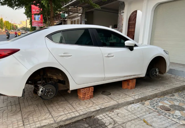 Bắt kẻ tháo trộm 4 bánh xe ô tô Mazda 3 của gia đình ở Đắk Lắk