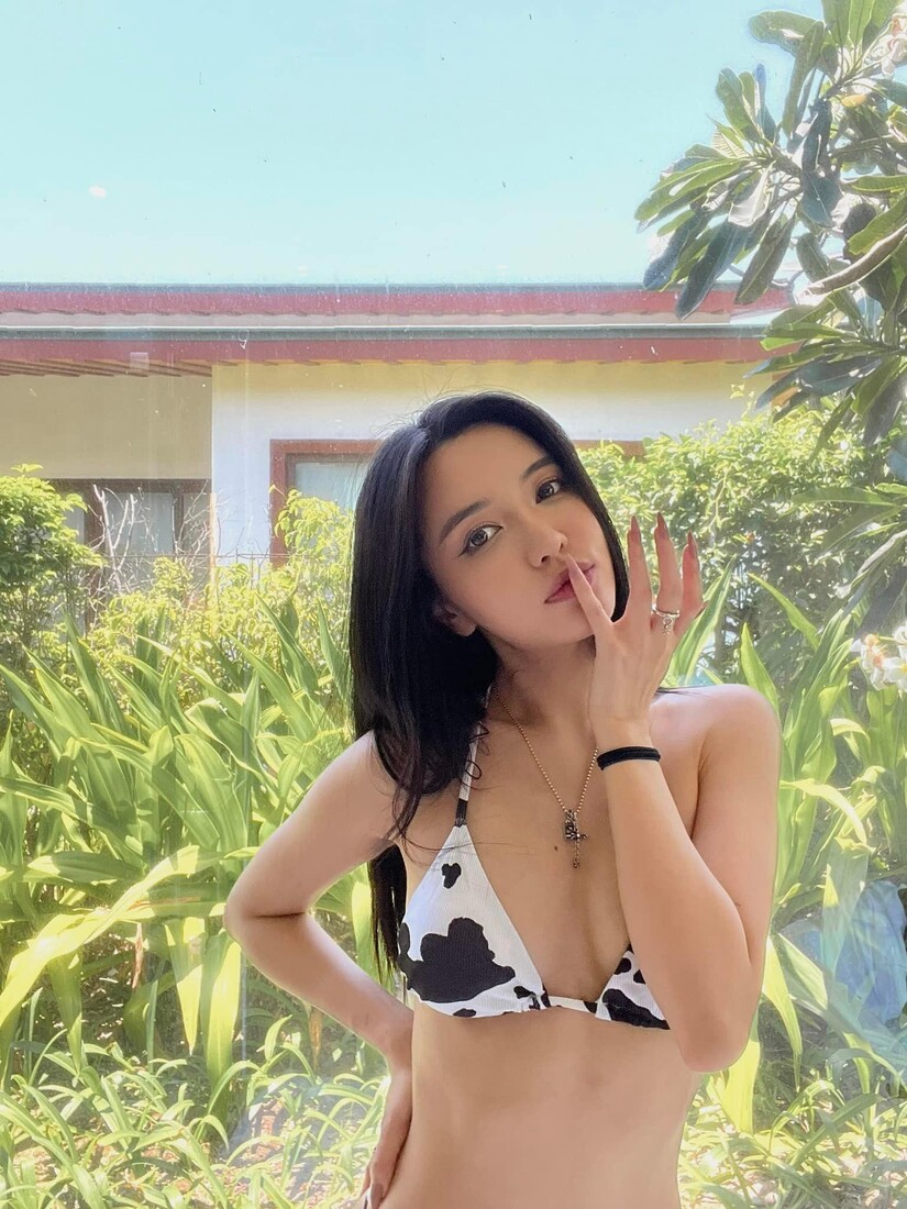 Bích Phương tung ảnh diện bikini bò sữa, khoe đường cong gợi cảm