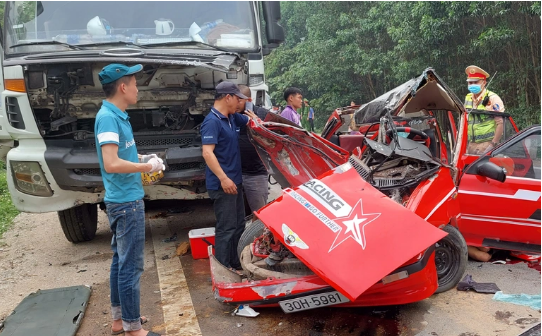 Gặp nạn trên đường đi du dịch, 4 người trong gia đình thương vong