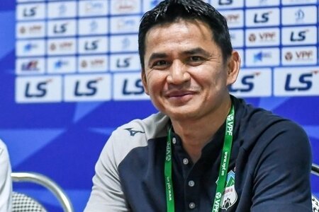 HLV Kiatisak hé lộ lối chơi của HAGL trước Yokohama FC