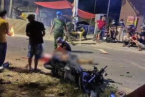 Xe máy tông vào cây xanh lề đường, 2 người thương vong
