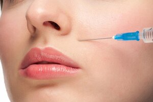 Người phụ nữ mù mắt sau khi tiêm filler tại tiệm làm tóc