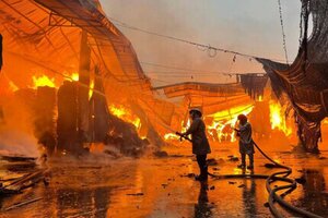 Xưởng gỗ dán ở Hà Nội cháy lớn lúc rạng sáng 1/5 