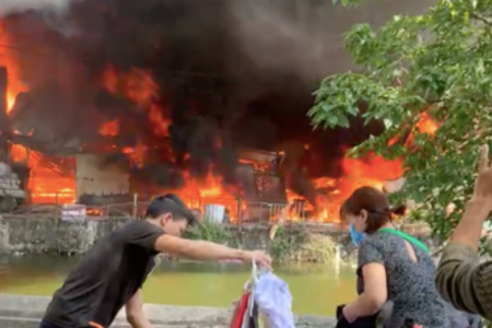 Cháy lớn thiêu rụi 4 cơ sở sản xuất chăn, ga, gối đệm ở Hà Nội