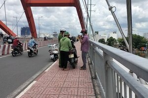 Phát hiện người phụ nữ nhảy cầu, 2 sinh viên hô hoán ứng cứu kịp thời