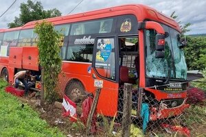 Xe khách gây tai nạn liên hoàn, 1 nhà dân bị sập, 3 người thương vong