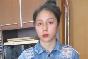 Vụ bé gái 8 tuổi bị bạo hành tử vong: Bị nhốt cùng chó, bắt quỳ gối trong chuồng