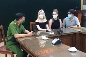 Tài xế taxi 'nhảy' điện thoại Iphone của hai nữ du khách Nga khai gì?