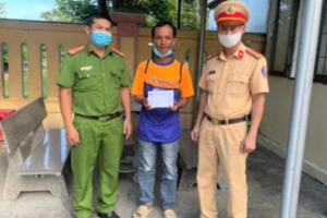 Người đàn ông đi bộ 15 ngày từ TP.HCM về quê sau khi bị trộm hết tài sản