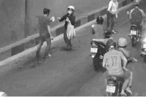 Tiền rơi tứ tung ở hầm chui Đà Nẵng, nhiều người nhặt giúp thanh niên