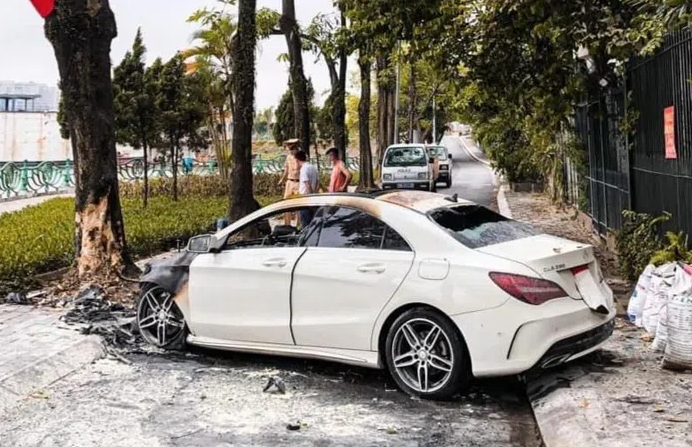 Xe Mercedes đâm vào gốc cây rồi bốc cháy trên phố ven Tây Hồ