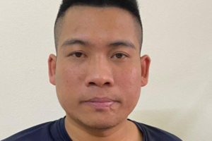 Khởi tố tài xế taxi 'nhảy' điện thoại của 2 du khách người Nga