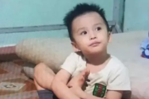 Con trai 4 tuổi mất tích, mẹ quẫn trí uống thuốc diệt cỏ tự vẫn