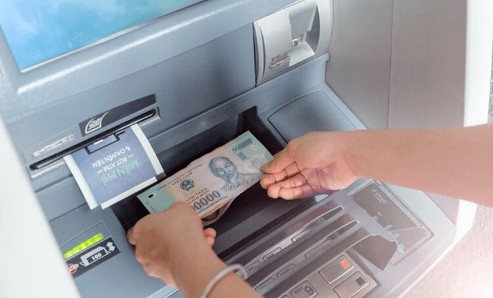 Tìm người bỏ quên 10 triệu đồng ở cây ATM tại Hà Nội