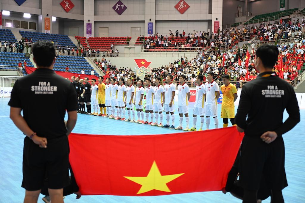 Hình ảnh khán giả phủ kín khán đài sân đấu Futsal SeaGames 31 tại Hà Nam