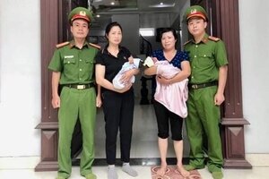 Phát hiện 2 trẻ sơ sinh trong túi nilon trước cửa nhà dân