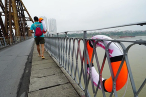 Phao cứu sinh trên cầu bắc qua sông Hồng bị trộm sạch sau vài ngày lắp đặt