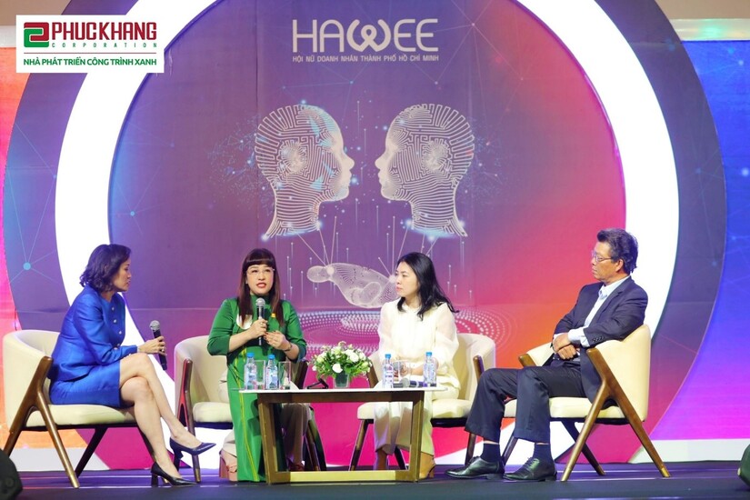 CEO Phuc Khang Corporation - Bà Lưu Thị Thanh Mẫu (áo dài xanh, thứ 2 từ trái qua) chia sẻ tại diễn đàn Hawee Leaders Forum 22.