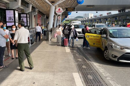 Bộ GTVT yêu cầu xử lý nghiêm việc tăng giá khách đi xe tại sân bay Tân Sơn Nhất