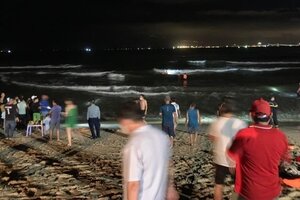 1 học sinh ở Đà Nẵng bị sóng cuốn mất tích khi đi tắm biển