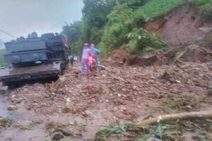 Mưa lớn gây sạt lở, ách tắc giao thông ở nhiều nơi