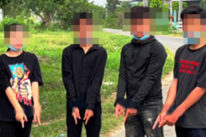 Bắt 'băng cướp nhí' chuyên chặn đường học sinh cướp điện thoại 