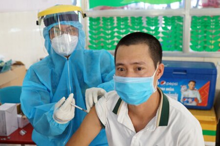 Chính phủ yêu cầu đẩy nhanh tiến độ tiêm vaccine Covid-19 mũi 3 cho người từ 18 tuổi trở lên