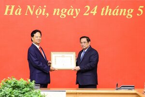Nguyên Thủ tướng Nguyễn Tấn Dũng được tặng Huy hiệu 55 năm tuổi Đảng