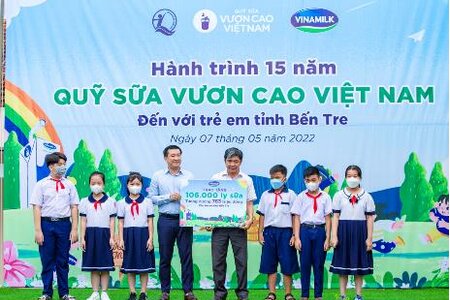 Vinamilk khởi động hành trình năm thứ 15 của quỹ Sữa Vươn cao Việt Nam với 1,9 triệu ly sữa