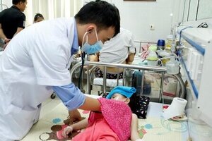 Thời tiết thất thường, trẻ ở Hà Nội nhập viện tăng cao