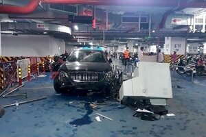Người lái xe Maybach tông hàng loạt xe máy ở hầm chung cư là ai?