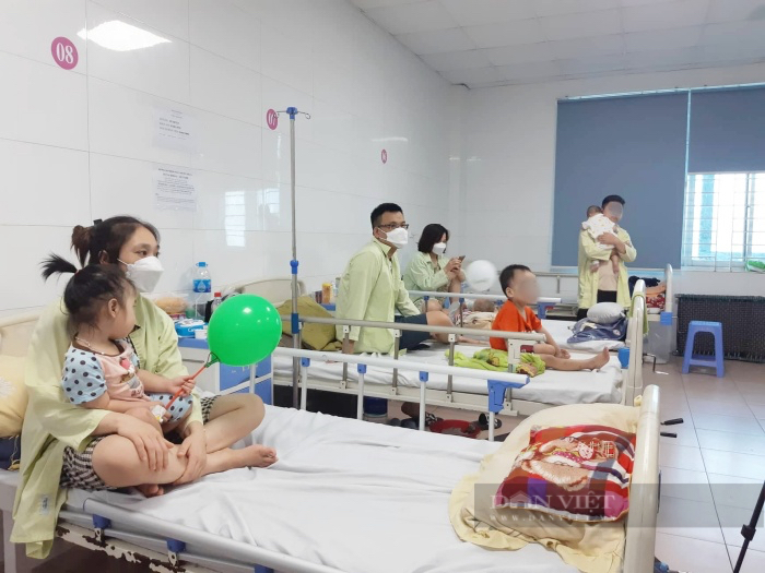 Trẻ nhỏ Hà Nội nhập viện tăng mạnh do thay đổi thời tiết, bác sĩ chỉ ra sai lầm nguy hiểm từ cha mẹ