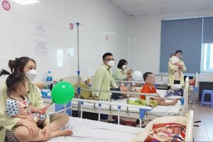 Trẻ nhỏ Hà Nội nhập viện tăng mạnh do thay đổi thời tiết, bác sĩ chỉ ra sai lầm nguy hiểm từ cha mẹ