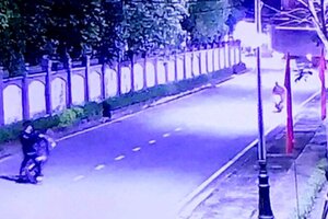 'Bốc đầu' xe trước camera an ninh, hai thanh niên bị phạt hơn 8 triệu đồng