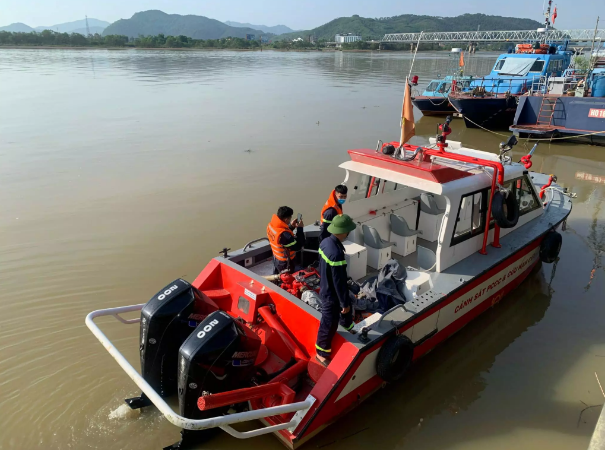 Cô gái để lại xe máy trên cầu Bến Thủy, nhảy sông Lam tự tử