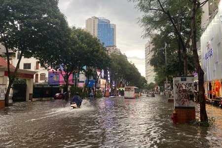 Nguyên nhân gây mưa lớn, nhiều nơi tại Hà Nội ngập lụt nặng