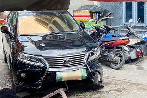 Ô tô Lexus tông hàng loạt xe máy dựng trong hẻm ở TP HCM