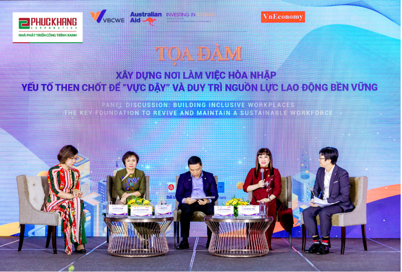 CEO Lưu Thị Thanh Mẫu (áo dài đỏ, từ phải sang) cùng lãnh đạo các doanh nghiệp tại Business Leaders Forum 2022