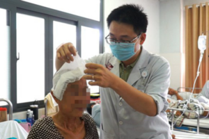 Người phụ nữ bị vỡ mạch máu não trong lúc hát karaoke tại đám tiệc