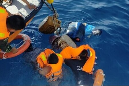 Va chạm với 'tàu lạ', 3 người trên tàu cá Quảng Ngãi chết và mất tích