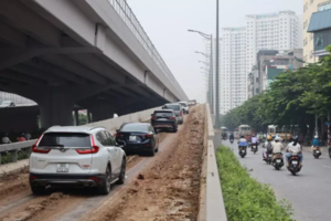Truy tìm xe tải làm đổ bùn đất ngập một đoạn đường Phạm Văn Đồng