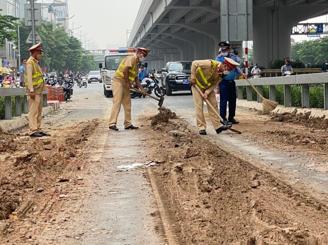 Truy tìm xe tải làm đổ bùn đất ngập một đoạn đường Phạm Văn Đồng