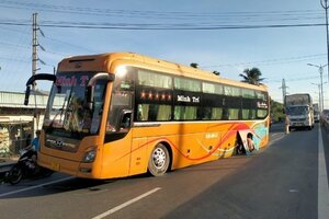Đang di chuyển, xe giường nằm bất ngờ rụng bánh văng vào nhà dân