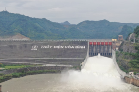 Yêu cầu thủy điện Sơn La và thủy điện Hòa Bình mở thêm cửa xả lũ