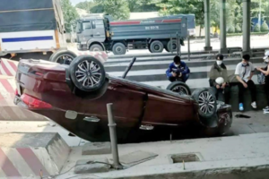 Va chạm với xe buýt, ô tô 4 chỗ lật ngửa tại trạm thu phí cầu Đồng Nai
