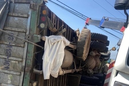 Lâm Đồng: Lật xe tải trên đèo Phú Sơn, 5 người bị thương
