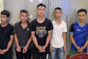 Bắt nhóm đối tượng dí dao vào cổ, cướp điện thoại của người dân